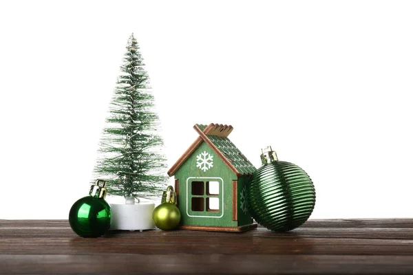 白を背景にテーブルの上にクリスマスの装飾と家の図 — ストック写真