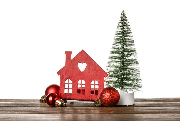 白を背景にテーブルの上にクリスマスの装飾と家の図 — ストック写真