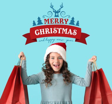 Noel Baba şapkalı ve açık mavi arka planda alışveriş torbaları olan şirin bir kız. Noel indirimi