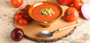 Lezzetli gazpacho ve hafif arka planda sebzeli kase.