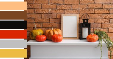 Cadılar Bayramı balkabağı ve şömine rafında tuğla duvarın yanında fener bulunan boş bir fotoğraf çerçevesi. Farklı renk desenleri