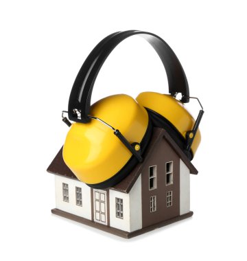 Beyaz arka planda ev figürlü işitme koruyucular