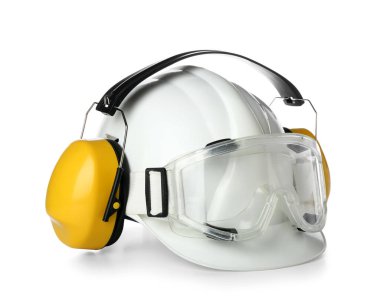 Beyaz arka planda koruyucu şapkalı ve güvenlik gözlüklü işitme koruyucular