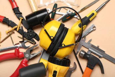 Bej arka planda işitme korumalı yapıcı araçları