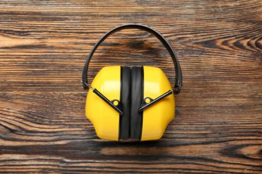 Karanlık ahşap arka planda işitme koruyucuları