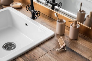 Banyo aksesuarları ve lavabo aynanın yanında, yakın plan.