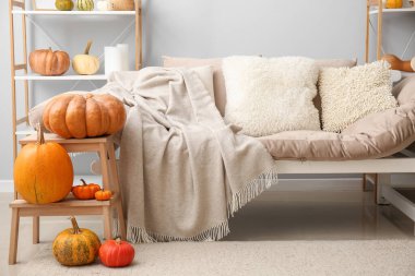 Cadılar Bayramı balkabağı ve kanepeli merdiven oturma odasında.