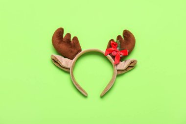 Yeşil arka planda Noel geyiği boynuzları