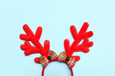 Renkli arka planda güzel kırmızı Noel geyiği boynuzları