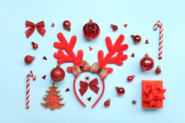 Renkli arka planda güzel bir Noel dekoru olan kompozisyon