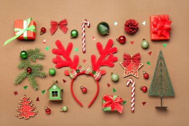 Renkli arka planda farklı Noel dekoruna sahip güzel bir kompozisyon