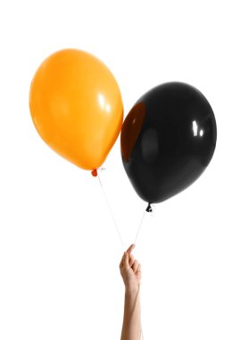 Beyaz arka planda Cadılar Bayramı balonları tutan kadın