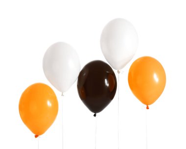 Beyaz arkaplanda Cadılar Bayramı balonları