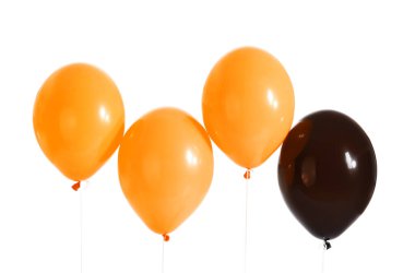 Beyaz arkaplanda Cadılar Bayramı balonları