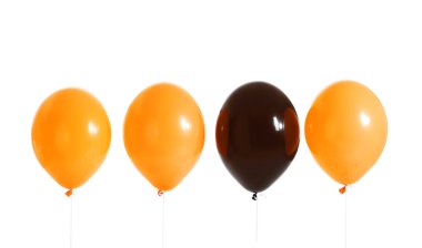 Beyaz arkaplanda Cadılar Bayramı balonları