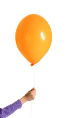 Beyaz arka planda sarı balonlu kadın