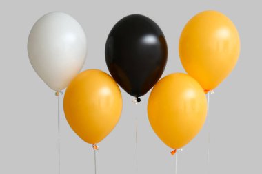 Gri arkaplanda Cadılar Bayramı balonları