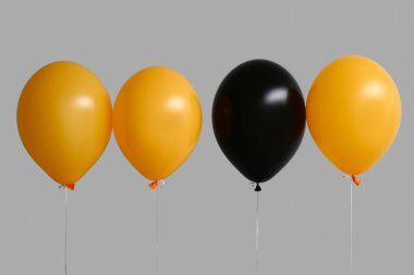 Gri arkaplanda Cadılar Bayramı balonları