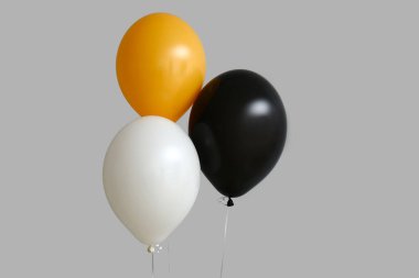 Gri arkaplanda Cadılar Bayramı balonları