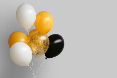 Gri arkaplanda Cadılar Bayramı balonları