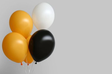 Gri arkaplanda Cadılar Bayramı balonları