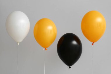 Gri arkaplanda Cadılar Bayramı balonları