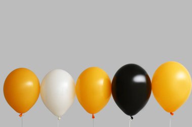 Gri arkaplanda Cadılar Bayramı balonları