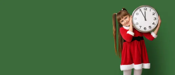 Liten Flicka Santa Kostym Som Håller Klockan Grön Bakgrund Med — Stockfoto