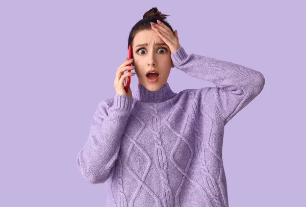 忧心忡忡的年轻女人 大脑袋 靠手机在紫丁香背景下说话 — 图库照片