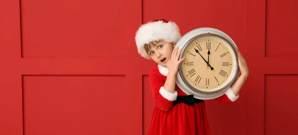 Sorpresa Bambina Costume Babbo Natale Che Tiene Orologio Sfondo Rosso — Foto Stock