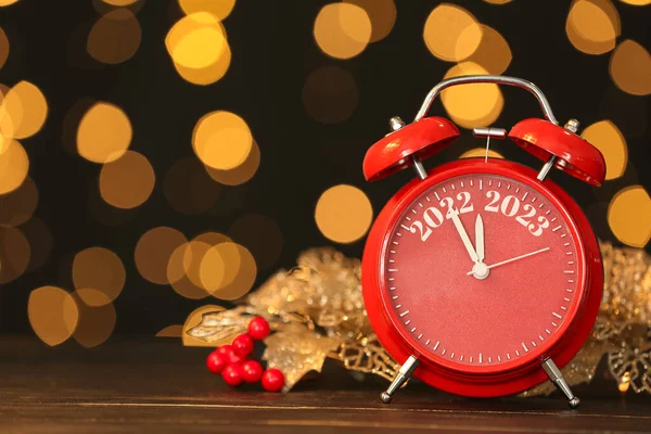 Relógio Despertador Decoração Natal Mesa Contra Luzes Embaçadas Ano Novo — Fotografia de Stock