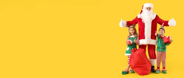 Pequenos Elfos Bonitos Com Papai Noel Presentes Natal Fundo Amarelo — Fotografia de Stock