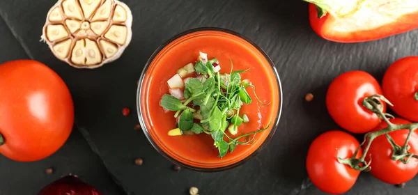 Glas Mit Leckerem Gazpacho Und Gemüse Auf Dunklem Hintergrund Draufsicht — Stockfoto