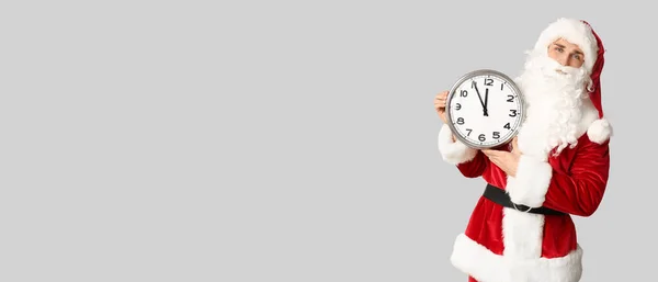 Санта Клаус Держит Часы Светлом Фоне Пространством Текста Рождественский Обратный — стоковое фото