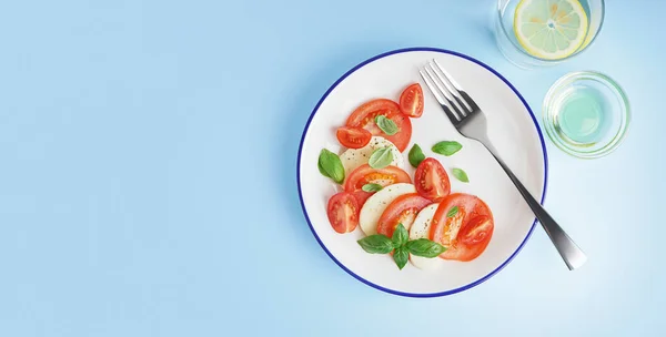 Plaat Van Smakelijke Caprese Salade Lichtblauwe Achtergrond Met Ruimte Voor — Stockfoto