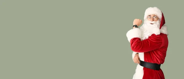 Людина Костюмі Санти Годинником Кольоровому Фоні Простором Тексту Концепція Зворотного — стокове фото