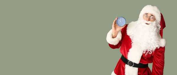 Surprised Young Man Santa Costume Holding Alarm Clock Color Background — Stock Photo, Image