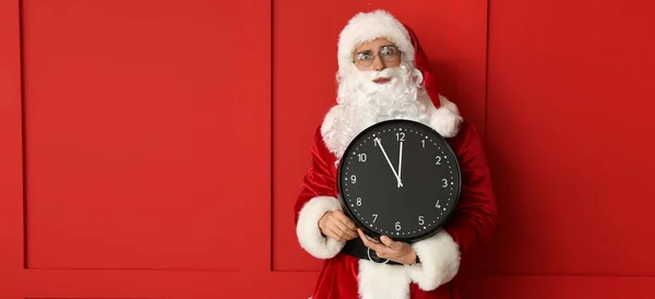 Babbo Natale Tiene Orologio Sfondo Rosso Conto Alla Rovescia Natale — Foto Stock
