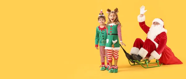 Pequenos Elfos Bonitos Com Papai Noel Fundo Amarelo Com Espaço — Fotografia de Stock