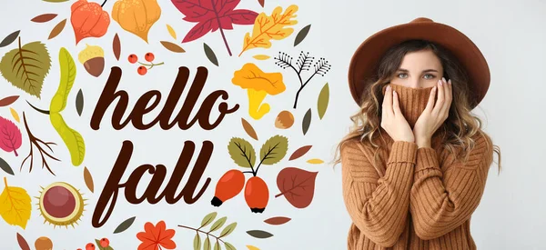 스웨터를 배경으로 Hello Fall 이라는 문자를 보내는 아름다운 — 스톡 사진