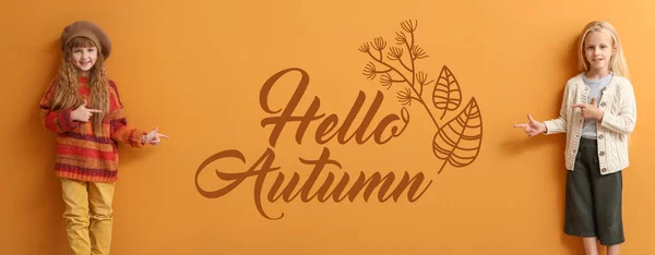 Χαριτωμένα Κοριτσάκια Ζεστά Ρούχα Που Δείχνουν Κείμενο Hello Autumn Πορτοκαλί — Φωτογραφία Αρχείου
