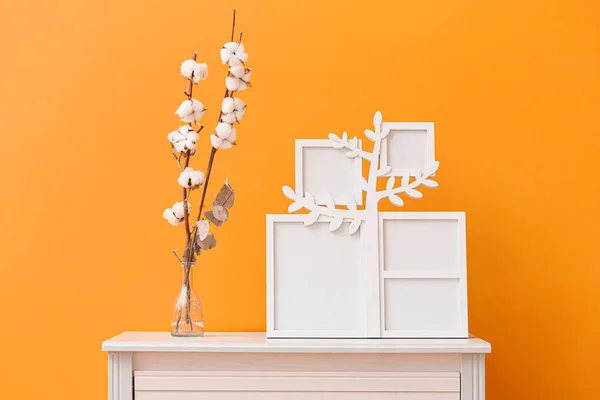 Family Tree Photo Frames Vase Cotton Flowers Shelf Orange Wall — Stock Photo, Image