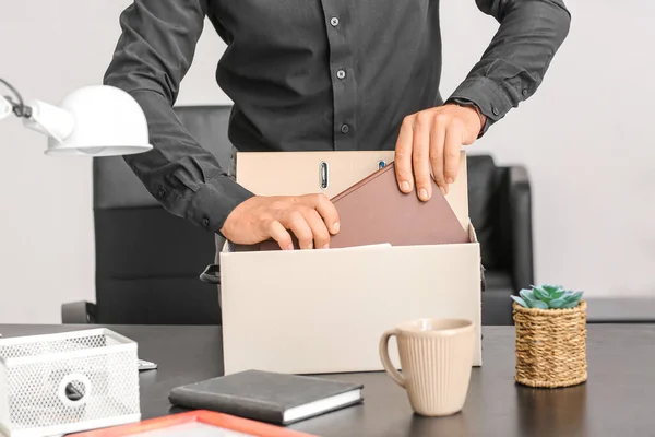 Avskedad Ung Man Packar Sina Saker Kontoret Närbild — Stockfoto