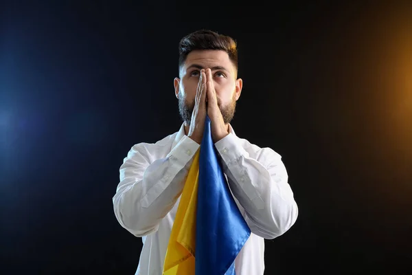 Junger Mann Mit Ukraine Fahne Betet Auf Dunklem Hintergrund — Stockfoto