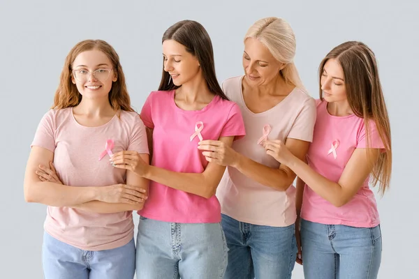 Mooie Vrouwen Met Roze Bewustwordingslinten Lichte Achtergrond Borstkankerconcept — Stockfoto