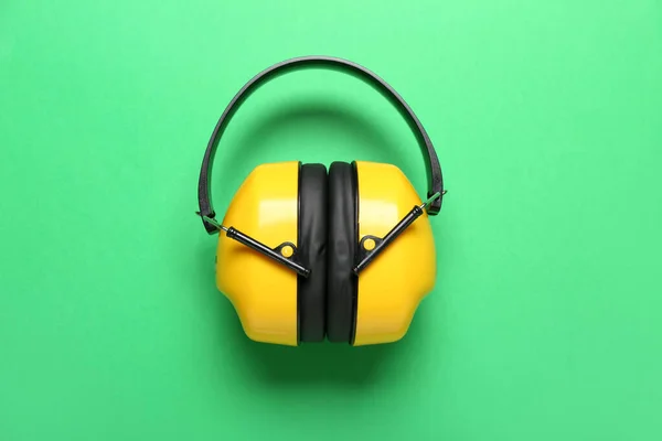 绿色背景下的听觉保护器 — 图库照片