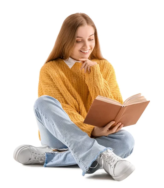 Mujer Joven Suéter Amarillo Libro Lectura Sobre Fondo Blanco — Foto de Stock