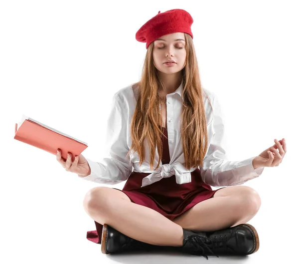 Jovem Elegante Com Livro Meditando Sobre Fundo Branco — Fotografia de Stock