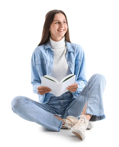 美しいです女性でデニムジャケットとともに本に座って白い背景 — ストック写真