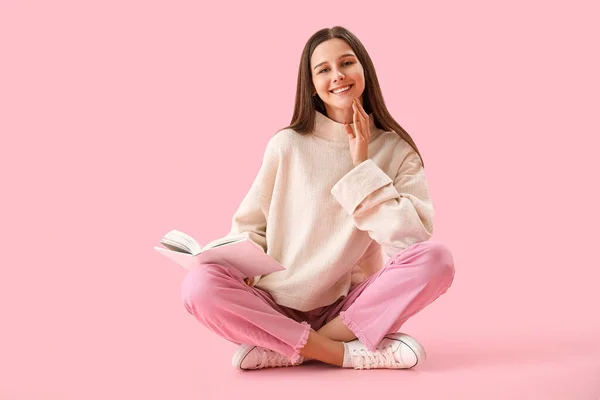Beautiful Woman Book Sitting Pink Background — Stock Photo, Image